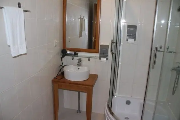 Üç Kişilik Oda