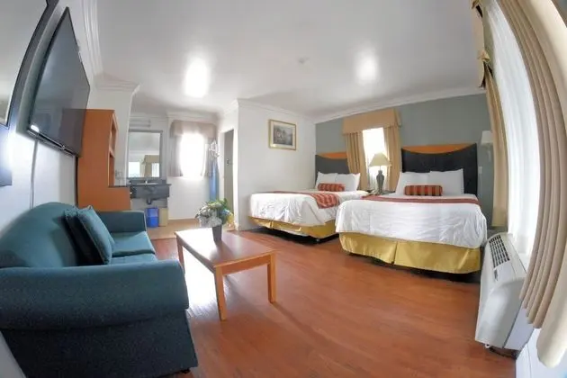 Deluxe Oda (Two Queen Beds and sofabed)