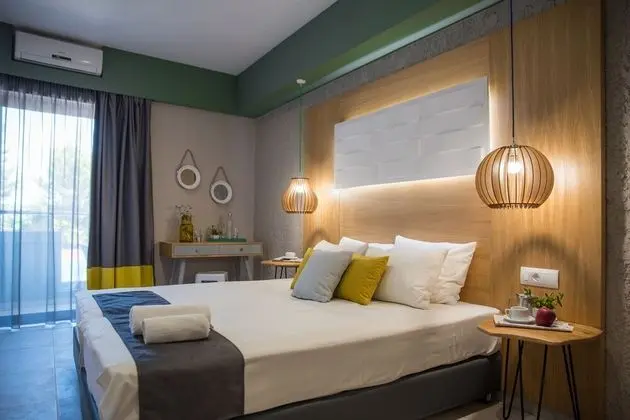 Tek Büyük Yataklı Oda, Havuz Manzaralı