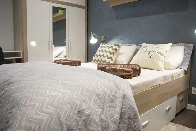 Tek Büyük Yataklı Oda, Ortak Banyo (Lime)