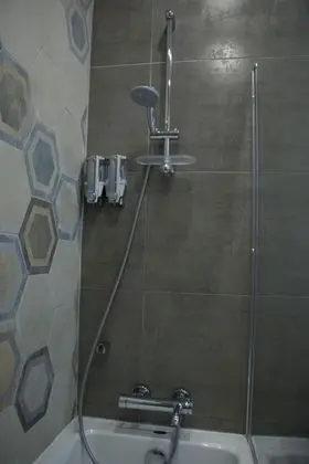 Tek Büyük Yataklı Oda, Ortak Banyo (Lime)