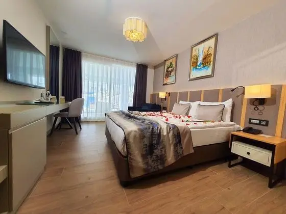 Standart Havuz Manzaralı Oda