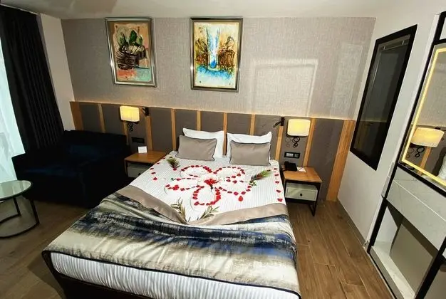 Standart Havuz Manzaralı Oda