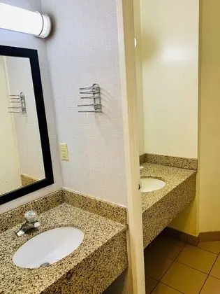 Basic Tek Kişilik Oda, 1 Büyük (Queen) Boy Yatak, Sıcak Su Küveti (Non-wheelchair Accessible)