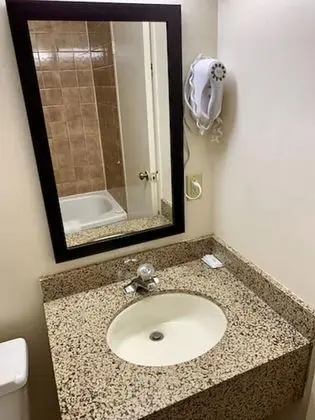 Standard Oda, 1 Büyük (Queen) Boy Yatak (Non-wheelchair Accessible)