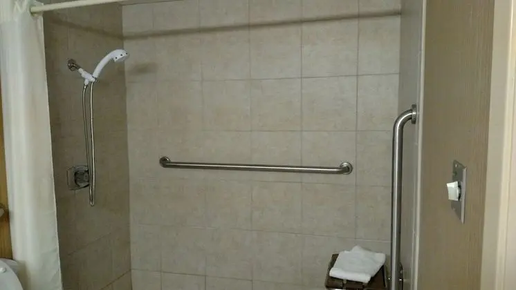 Oda, 2 Büyük (Queen) Boy Yatak, Engellilere Uygun, Sigara İçilmez (Mobility)