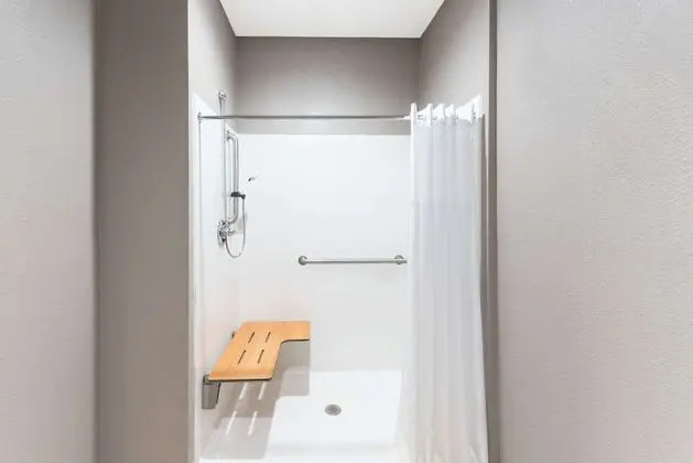 Oda, 1 En Büyük (King) Boy Yatak, Engellilere Uygun, Sigara İçilmez (Mobility Accessible)