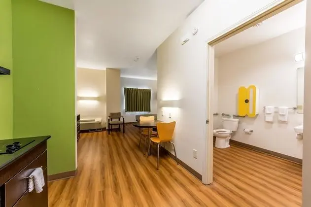 Oda, 1 En Büyük (King) Boy Yatak, Engellilere Uygun, Sigara İçilmez (Roll-In Shower)