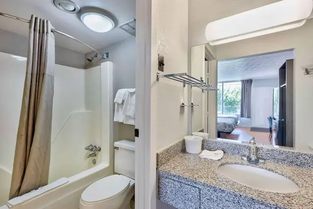 Deluxe Oda, 2 Çift Kişilik Yatak, Sigara İçilmez, Buzdolabı ve Mikrodalga
