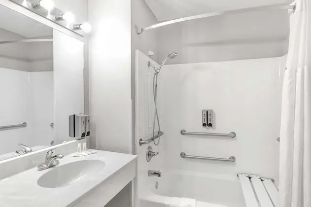 Oda, 1 En Büyük (King) Boy Yatak, Engellilere Uygun (Mobility,Hearing,Tub w/Grab Bars)