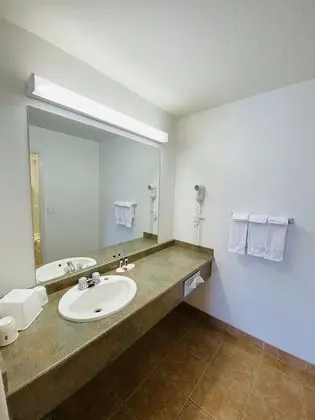 Standard Oda, 2 Büyük (Queen) Boy Yatak, Buzdolabı ve Mikrodalga
