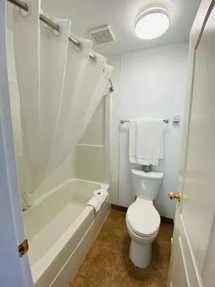 Standard Oda, 2 Büyük (Queen) Boy Yatak, Buzdolabı ve Mikrodalga