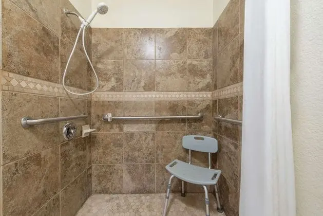 Oda, 1 En Büyük (King) Boy Yatak, Engellilere Uygun (Mobility/Hearing, Tub w/ Grab Bars)