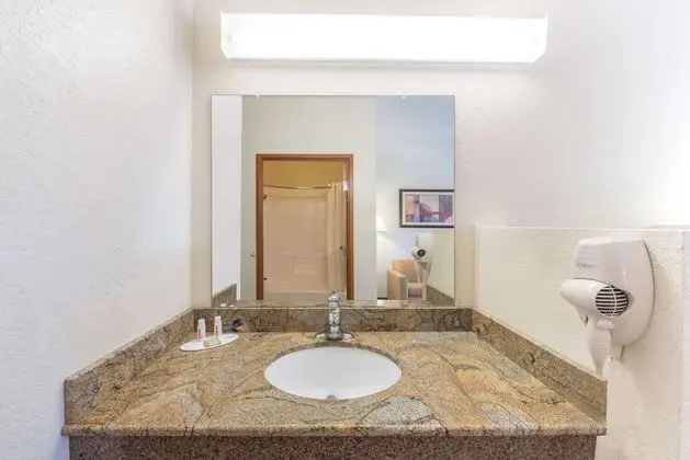 Oda, 1 En Büyük (King) Boy Yatak, Engellilere Uygun (Mobility/Hearing, Tub w/ Grab Bars)