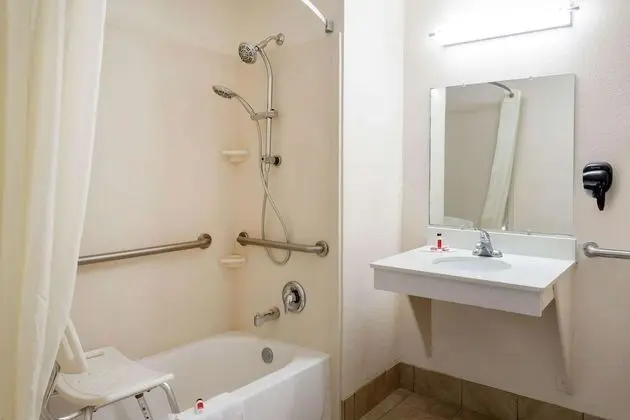 Engellilere uygun banyo