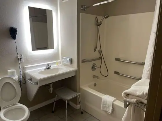 Oda, 1 Büyük (Queen) Boy Yatak, Engellilere Uygun, Sigara İçilmez (Mobility)