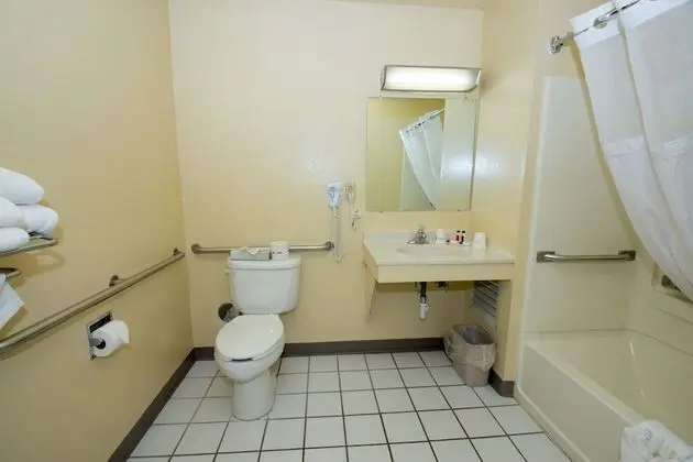 Oda, 1 Büyük (Queen) Boy Yatak, Engellilere Uygun, Sigara İçilmez (Mobility Accessible)