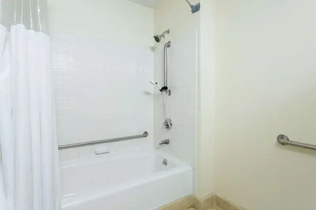 Oda, 1 Büyük (Queen) Boy Yatak, Engellilere Uygun, Sigara İçilmez (Mobility Accessible)