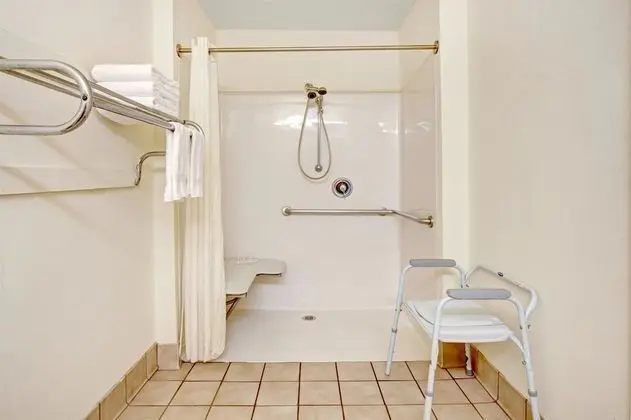 Oda, 2 Büyük (Queen) Boy Yatak, Engellilere Uygun, Sigara İçilmez (Mobility,Roll-In Shower)