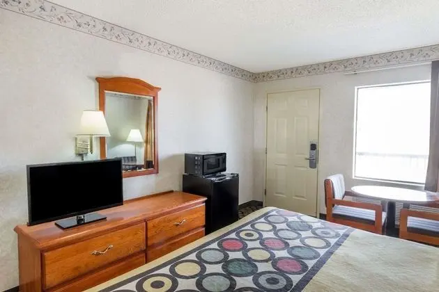 Standard Oda, 1 En Büyük (King) Boy Yatak, Engellilere Uygun, Sigara İçilmez (Mobility Accessible)