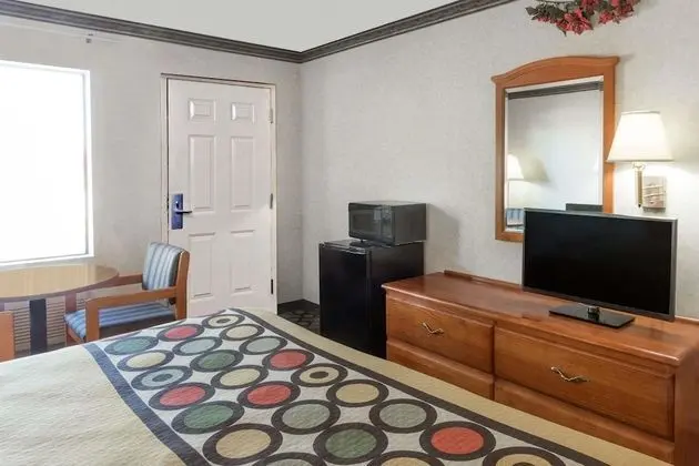 Standard Oda, 1 En Büyük (King) Boy Yatak, Engellilere Uygun, Sigara İçilmez (Mobility Accessible)