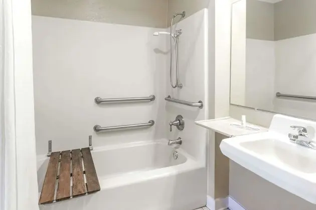 Standard Oda, 1 En Büyük (King) Boy Yatak, Engellilere Uygun, Sigara İçilmez (Mobility Accessible)