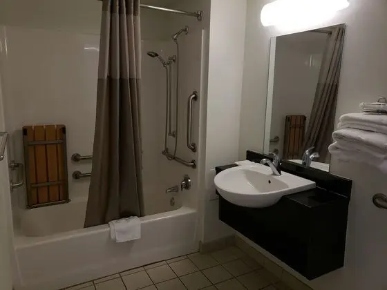 Oda, 2 Büyük (Queen) Boy Yatak, Engellilere Uygun, Sigara İçilmez (Mobility Accessible Room)
