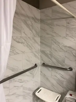 Oda, 1 En Büyük (King) Boy Yatak, Engellilere Uygun (Hearing, Mobility Roll-In Shower)