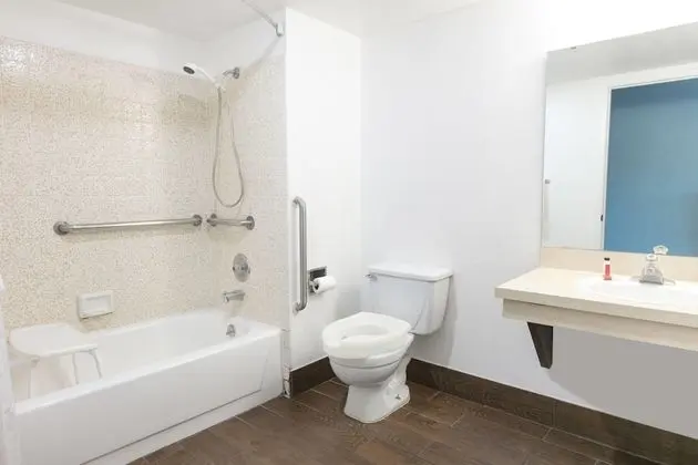 Engellilere uygun banyo