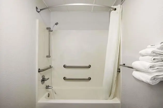 Oda, 1 Büyük (Queen) Boy Yatak, Engellilere Uygun, Sigara İçilmez (Mobility Accessible)