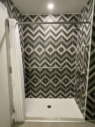 Oda, 1 En Büyük (King) Boy Yatak, Engellilere Uygun, Sigara İçilmez (Mobility Roll-In Shower)