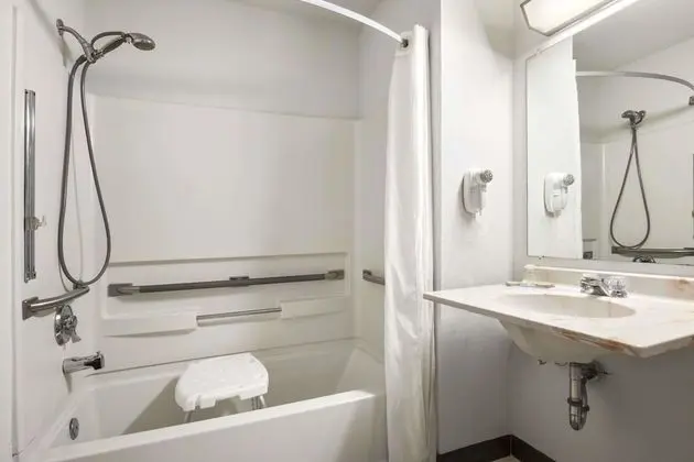 Oda, 1 En Büyük (King) Boy Yatak, Engellilere Uygun, Sigara İçilmez (Mobility Accessible)