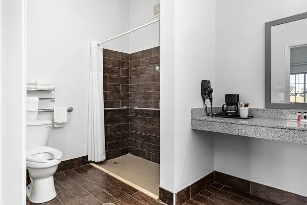 Oda, 2 Büyük (Queen) Boy Yatak, Engellilere Uygun, Sigara İçilmez (Mobility, Roll-In-Shower)