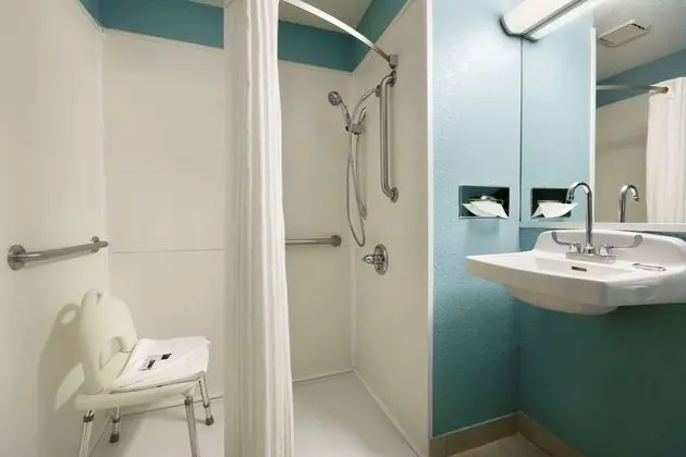 Standard Oda, 1 Büyük (Queen) Boy Yatak, Engellilere Uygun, Sigara İçilmez (Mobility Accessible)