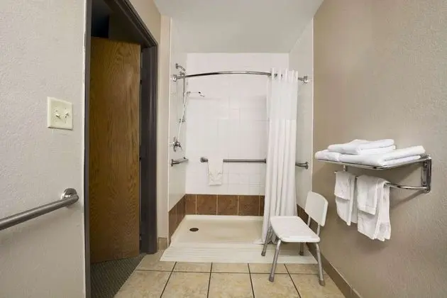 Oda, 2 Büyük (Queen) Boy Yatak, Engellilere Uygun, Sigara İçilmez (Mobility,Roll-In Shower)