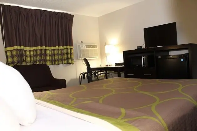 Oda, 1 Büyük (Queen) Boy Yatak, Engellilere Uygun, Sigara İçilmez (Mobility Accessible)