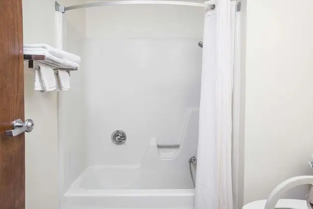 Oda, 1 Büyük (Queen) Boy Yatak, Engellilere Uygun, Sigara İçilmez (Mobility Accessible)