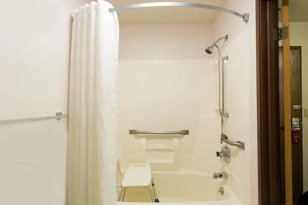 Oda, 2 Büyük (Queen) Boy Yatak, Engellilere Uygun, Sigara İçilmez