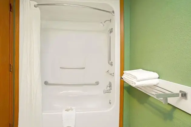 Oda, 1 En Büyük (King) Boy Yatak, Engellilere Uygun, Sigara İçilmez (Mobility/ Tub w/ Grab Bars)