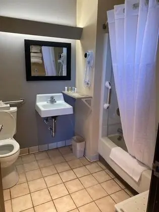 Oda, 2 Büyük (Queen) Boy Yatak, Engellilere Uygun, Sigara İçilmez (Bathtub w/ Grab Bars)