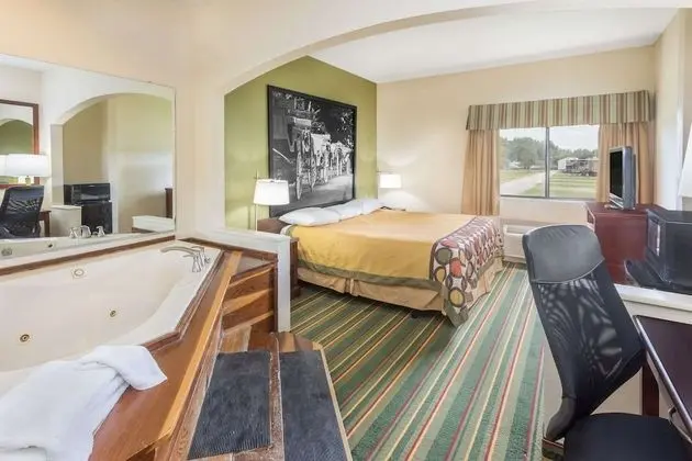 Süit, 1 En Büyük (King) Boy Yatak, Sigara İçilebilir, Sıcak Su Küveti