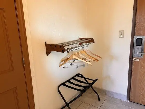 Oda, 1 Büyük (Queen) Boy Yatak, Engellilere Uygun, Sigara İçilmez (Mobility Accessible)