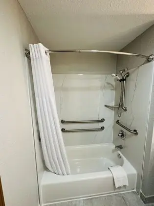 Oda, 1 Büyük (Queen) Boy Yatak, Engellilere Uygun, Sigara İçilmez (Mobility Accessible)