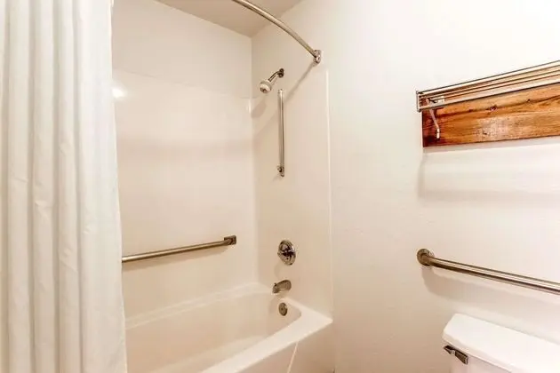 Standard Oda, 1 En Büyük (King) Boy Yatak, Engellilere Uygun, Sigara İçilmez (Mobility Accessible)
