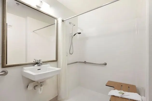Oda, 2 Büyük (Queen) Boy Yatak, Engellilere Uygun, Sigara İçilmez (Mobility, Bathtub w/ Grab Bars)