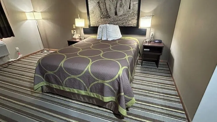 Oda, 1 Büyük (Queen) Boy Yatak, Engellilere Uygun, Sigara İçilmez (Mobility Accessible)