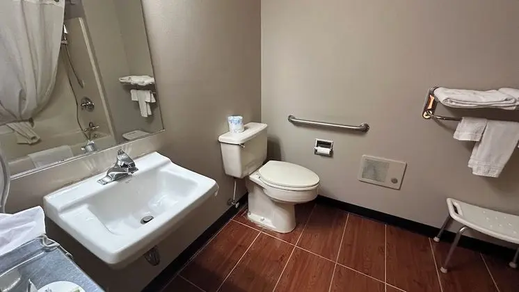 Oda, 1 Büyük (Queen) Boy Yatak, Engellilere Uygun, Sigara İçilmez (Mobility Accessible)