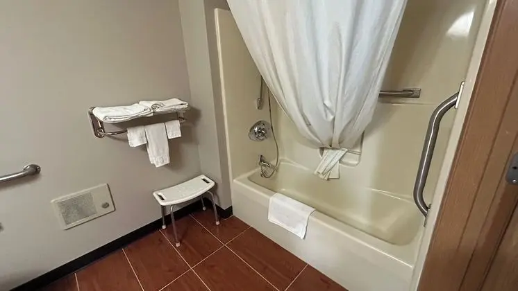 Oda, 1 Büyük (Queen) Boy Yatak, Engellilere Uygun, Sigara İçilmez (Mobility Accessible)