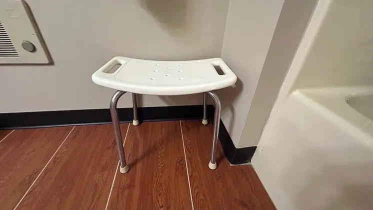 Oda, 1 Büyük (Queen) Boy Yatak, Engellilere Uygun, Sigara İçilmez (Mobility Accessible)