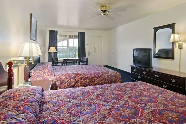 Oda, 2 Büyük (Queen) Boy Yatak, Engellilere Uygun, Sigara İçilmez (Mobility,Roll-In Shower)